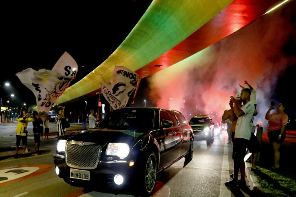 Brazilians said goodbye to Pelé for the last time with a 24-hour wake and a procession of his coffin. Brazilians said goodbye to Pelé for the last time with a 24-hour wake and a procession of his coffin.