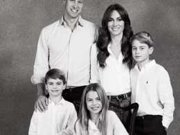 Photoshop fails on Kate Middleton and Prince William's traditional Christmas card.